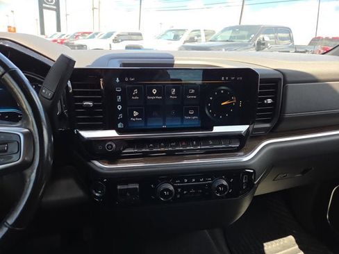 Used 2022 Chevrolet Silverado 1500 LT w/ Z71 Off-Road Package AWD/4WD image 16