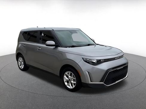 Used 2025 Kia Soul LX w/ LX Technology Package FWD image 2