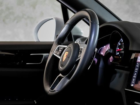 Used 2021 Porsche Cayenne w/ Premium Package image 14