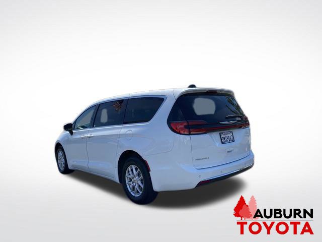 Used 2023 Chrysler Pacifica Touring-L FWD image 5