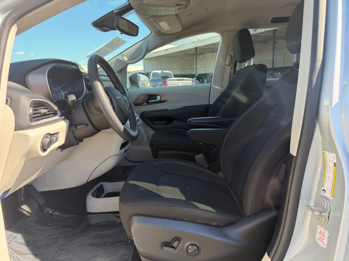 Used 2023 Chrysler Voyager LX FWD image 17