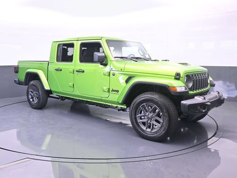 Used 2025 Jeep Gladiator Sport AWD/4WD image 8