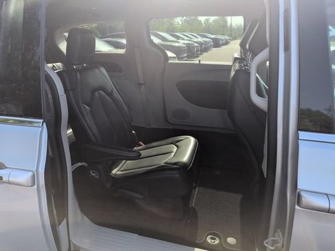 Used 2023 Chrysler Pacifica Touring-L FWD image 18