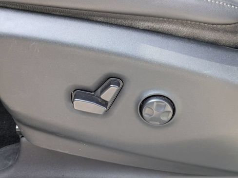 Used 2024 Chrysler Pacifica Limited FWD image 22