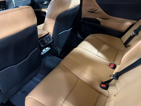 Used 2024 Lexus ES 350 w/ Premium Package FWD image 11