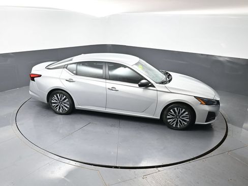 Used 2024 Nissan Altima 2.5 SV FWD image 40