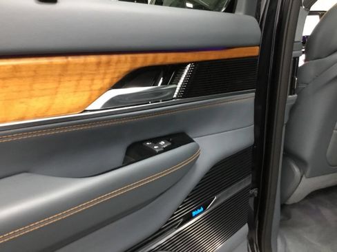 Used 2022 Jeep Grand Wagoneer Series II AWD/4WD image 13
