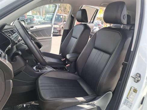 Used 2022 Volkswagen Tiguan SE image 17