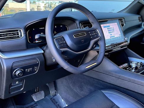 Used 2024 Jeep Wagoneer L Series II w/ Convenience Group I image 14