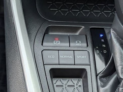 Used 2022 Toyota RAV4 LE image 16