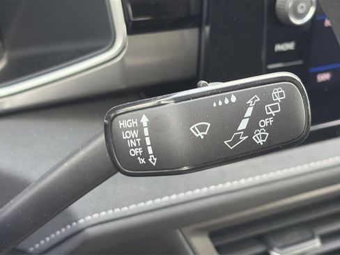 Certified 2025 Volkswagen Taos SE FWD image 13