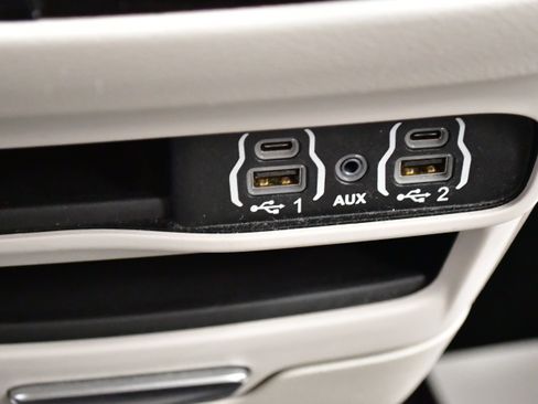 Used 2023 Chrysler Pacifica Touring-L FWD image 30