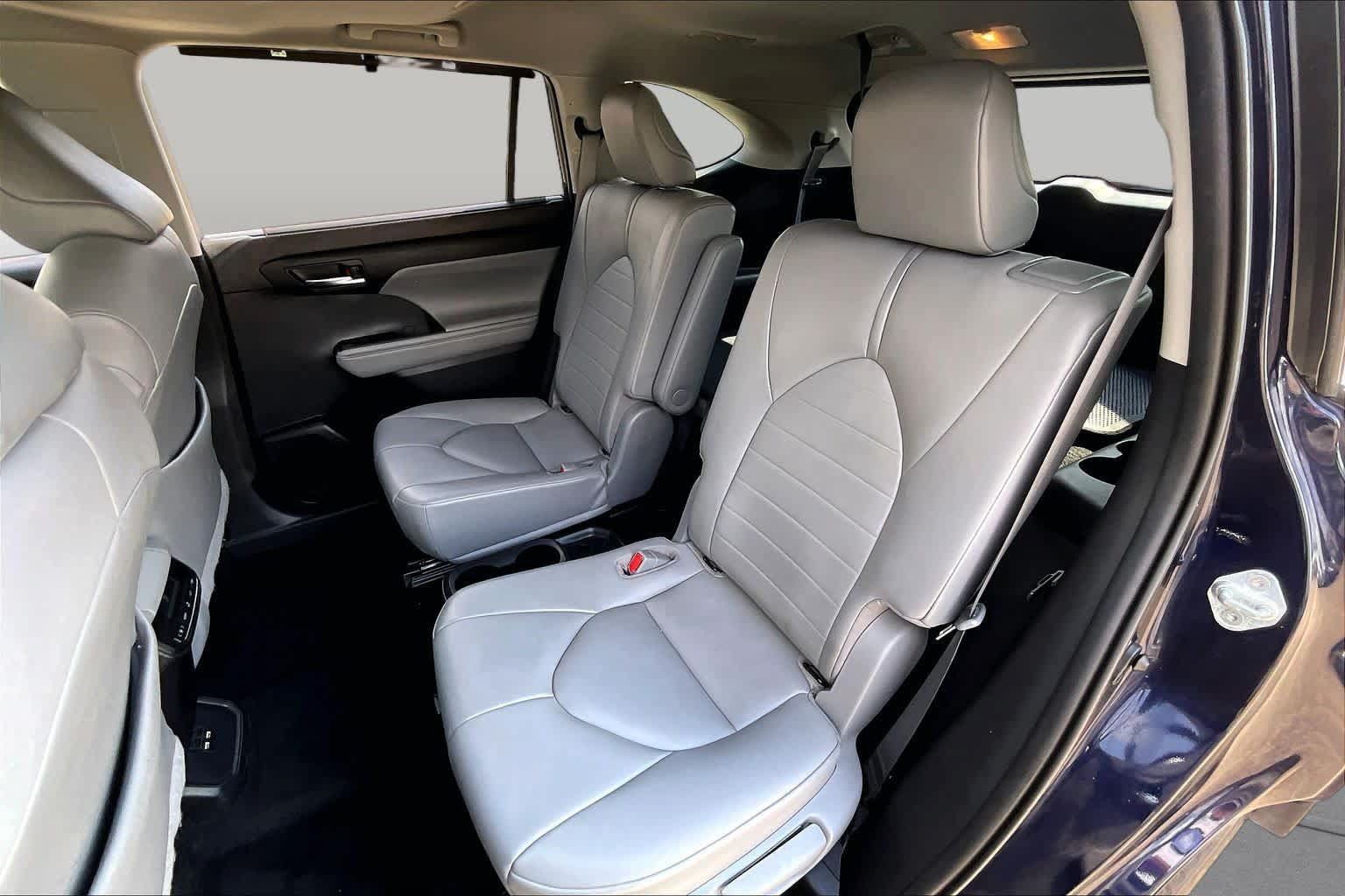 Used 2021 Toyota Highlander XLE AWD/4WD image 19