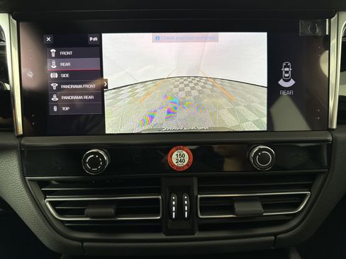 Certified 2025 Porsche Macan AWD/4WD image 20