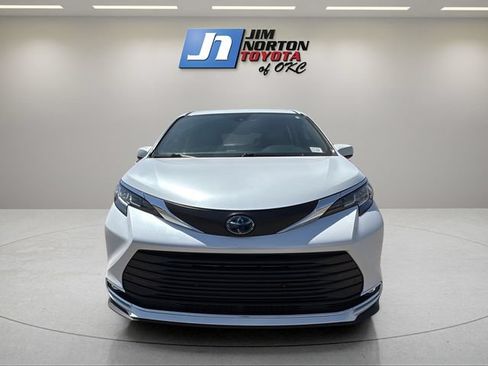 Used 2022 Toyota Sienna XLE FWD image 2