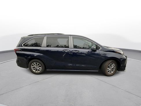 Used 2022 Toyota Sienna XLE image 5