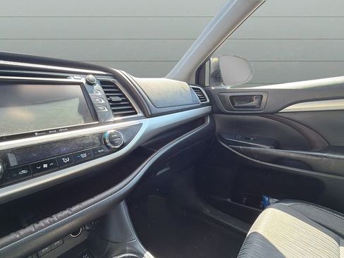Used 2017 Toyota Highlander Plus AWD/4WD image 23