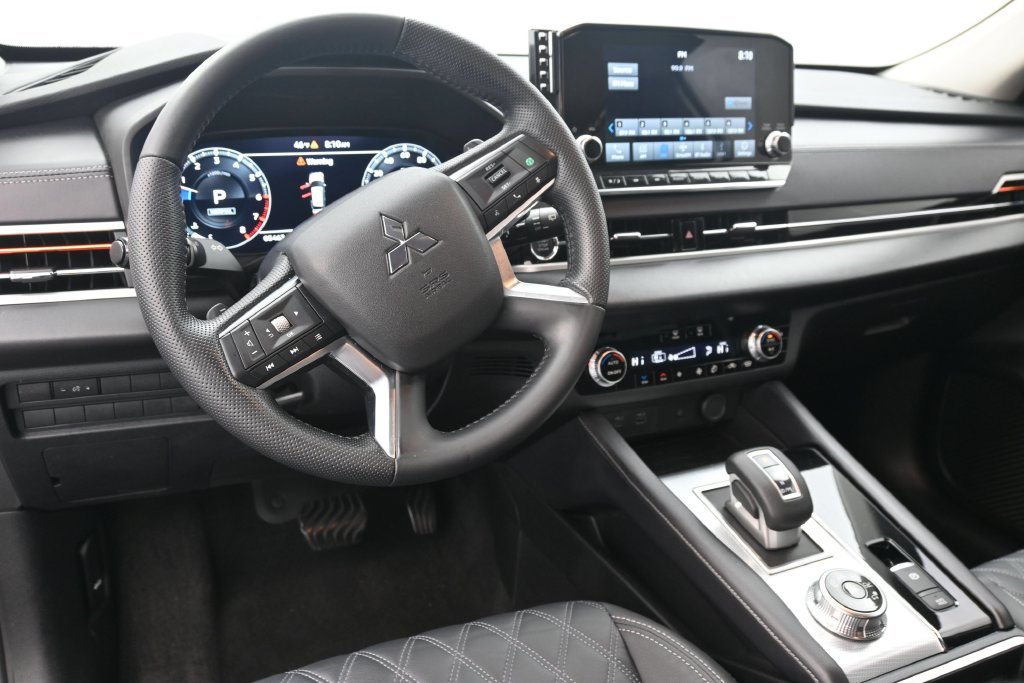 Used 2023 Mitsubishi Outlander SEL AWD/4WD image 18