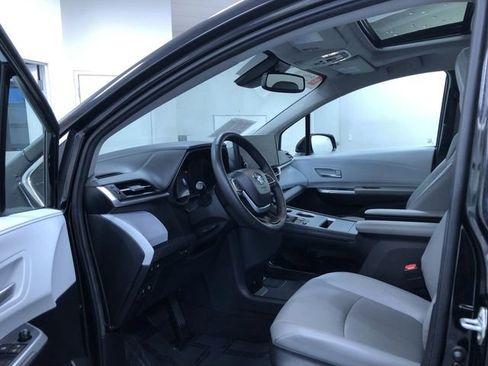 Certified 2025 Toyota Sienna XLE image 10