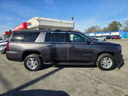 Used 2018 Chevrolet Suburban LT image 4