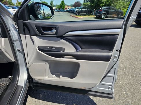 Used 2019 Toyota Highlander XLE AWD/4WD image 10