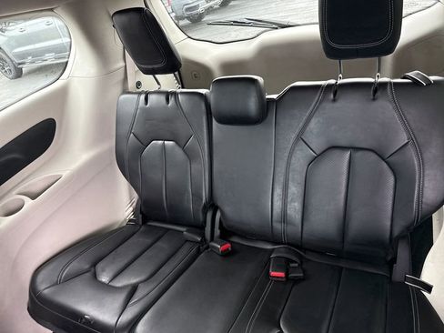 Used 2023 Chrysler Pacifica Touring-L FWD image 28