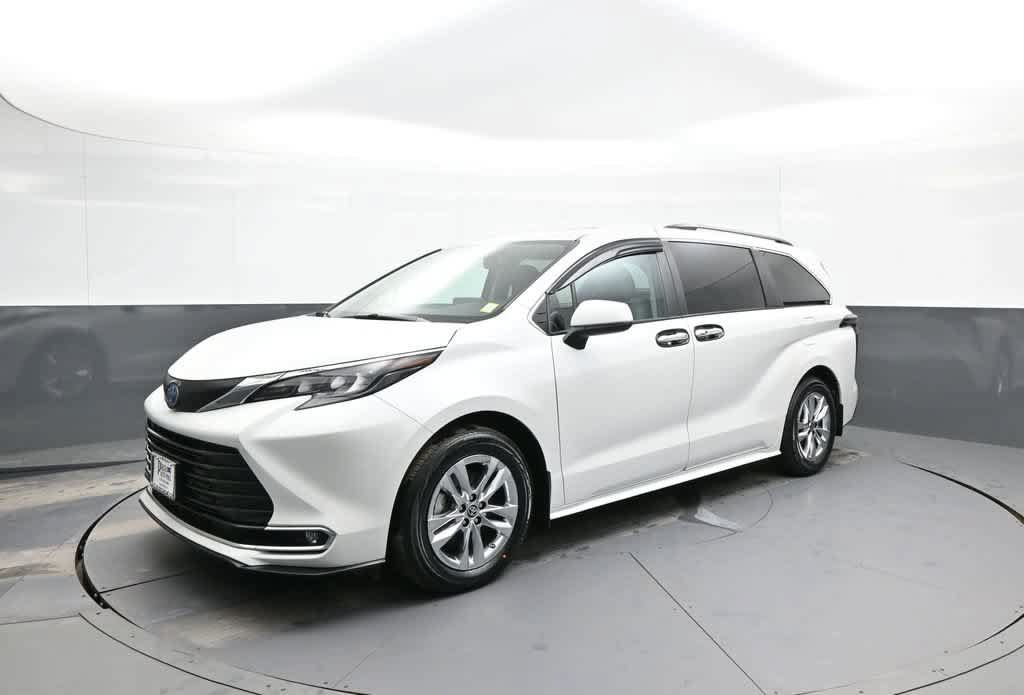 Used 2024 Toyota Sienna XLE w/ XLE Plus Package AWD/4WD image 10