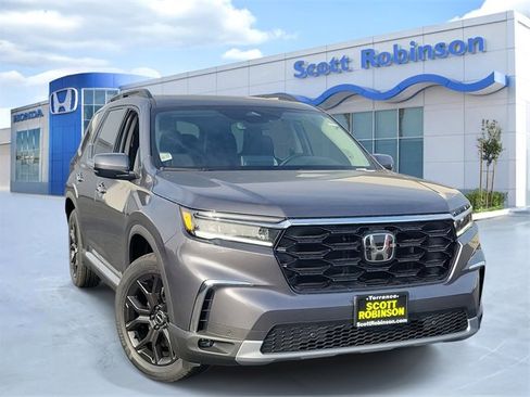 New 2025 Honda Pilot Touring image 1