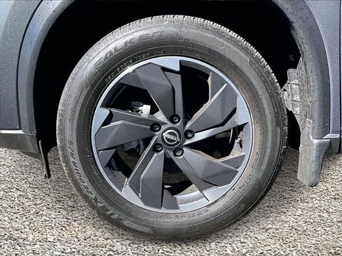 Used 2024 Nissan Rogue SV w/ SV Premium Package image 9