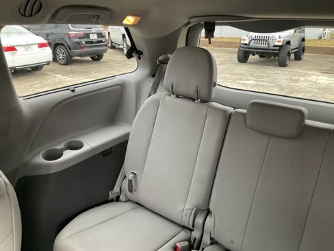 Used 2017 Toyota Sienna image 14