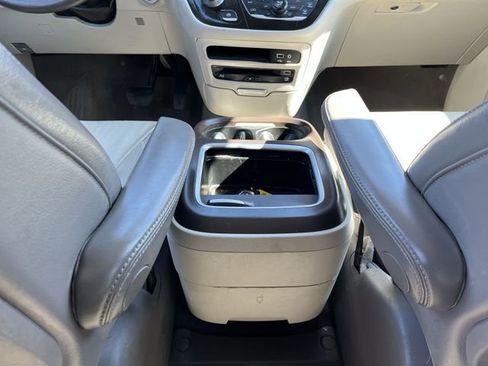 Used 2019 Chrysler Pacifica Touring-L Plus FWD image 24