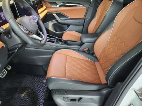 New 2026 Volkswagen Tiguan SEL R-Line AWD/4WD image 16