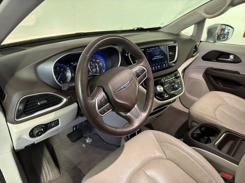 Used 2020 Chrysler Pacifica Touring-L image 16