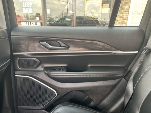 Used 2022 Jeep Grand Cherokee Limited AWD/4WD image 14