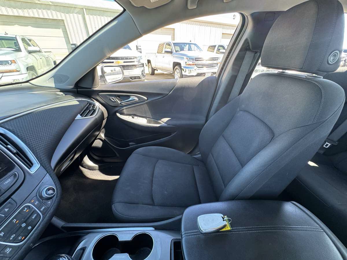 Used 2020 Chevrolet Malibu LT FWD image 33