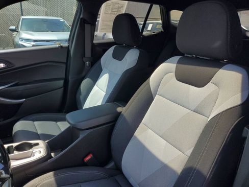 Certified 2025 Chevrolet Trax RS w/ Sunroof Package FWD image 16