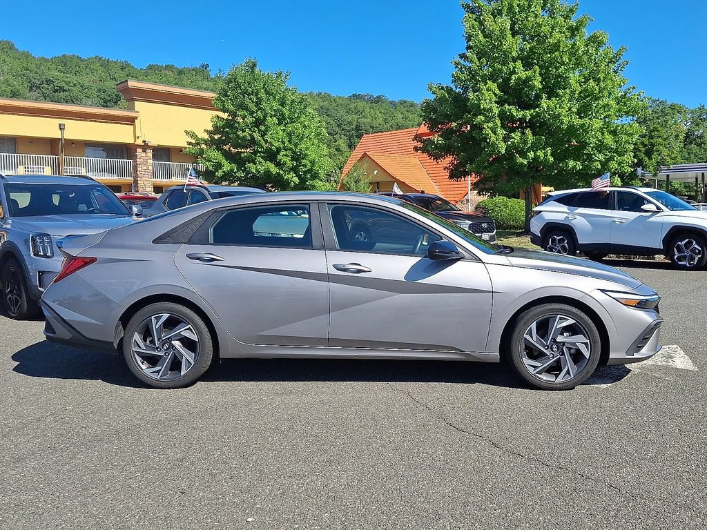 Used 2025 Hyundai Elantra SEL w/ Cargo Package FWD image 8