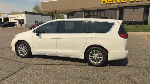Used 2026 Chrysler Pacifica Limited FWD image 6