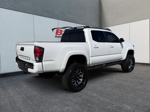 Used 2017 Toyota Tacoma TRD Sport w/ Premium & Technology Package image 11