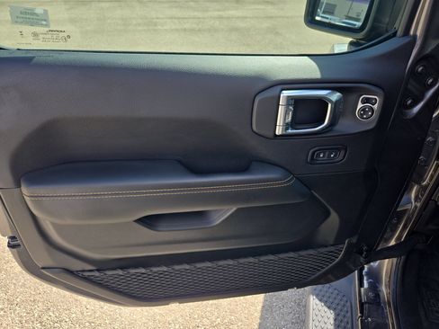 Used 2025 Jeep Gladiator Sport AWD/4WD image 11