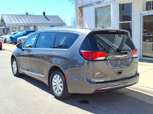 Used 2019 Chrysler Pacifica Touring-L image 8