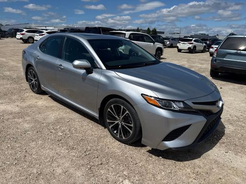 Used 2020 Toyota Camry SE w/ Convenience Package FWD image 4