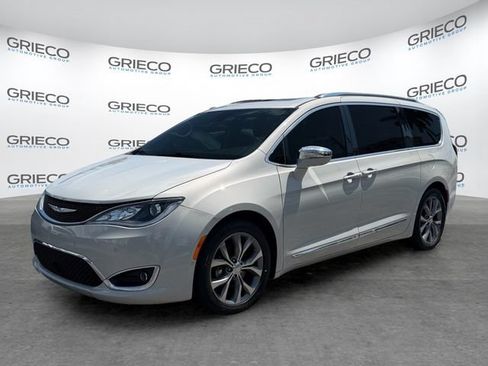 Used 2019 Chrysler Pacifica Limited w/ Tire & Wheel Group FWD image 3
