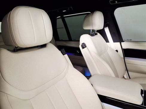 Used 2025 Land Rover Range Rover SE image 11