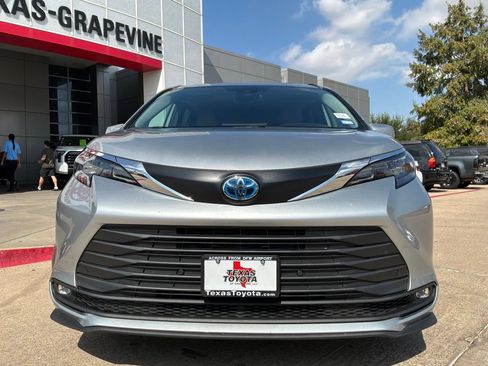 Used 2025 Toyota Sienna XLE FWD image 3