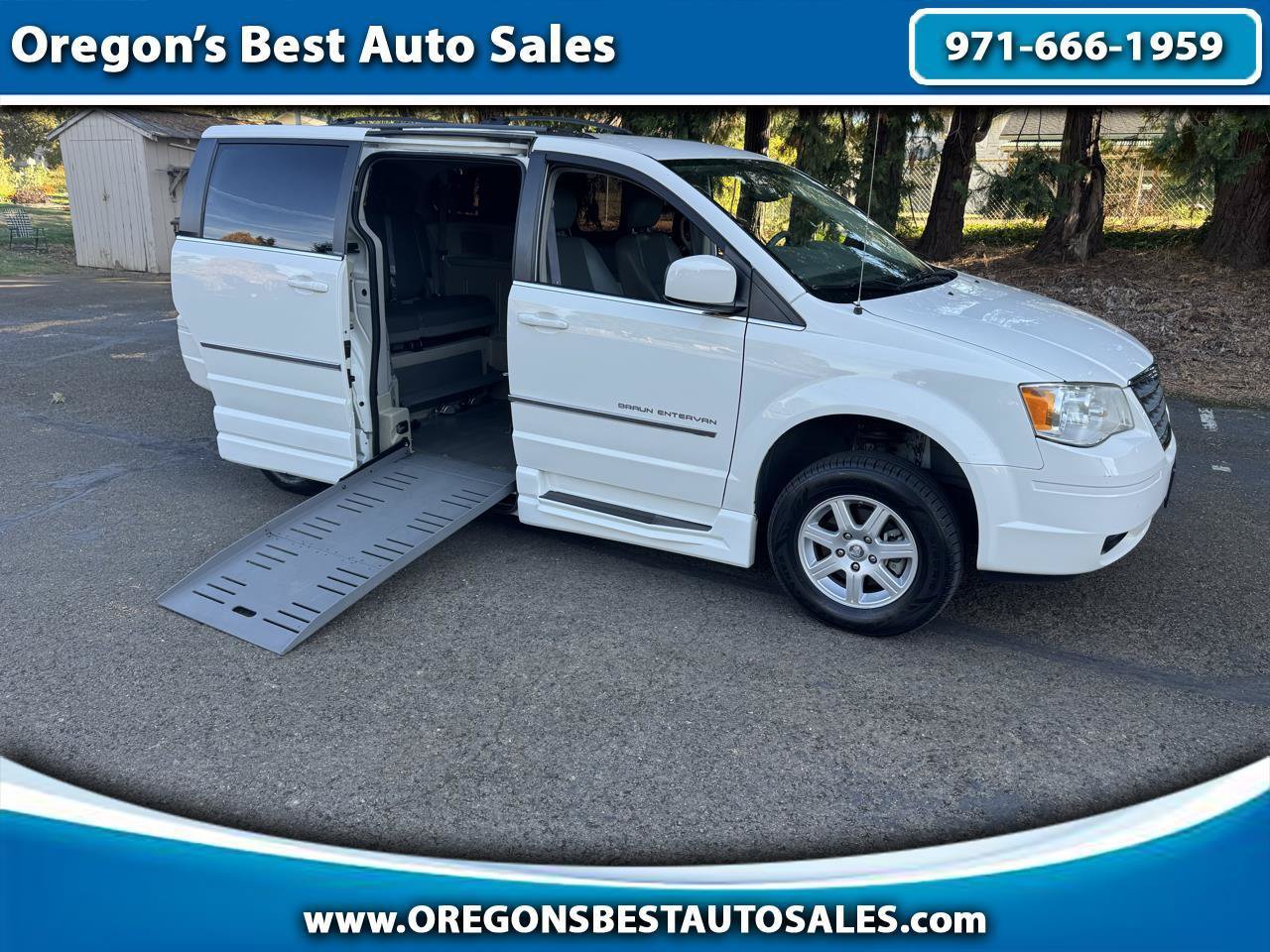 Used 2010 Chrysler Town & Country Touring FWD image 1