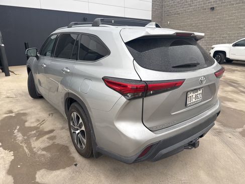 Used 2021 Toyota Highlander XLE image 7
