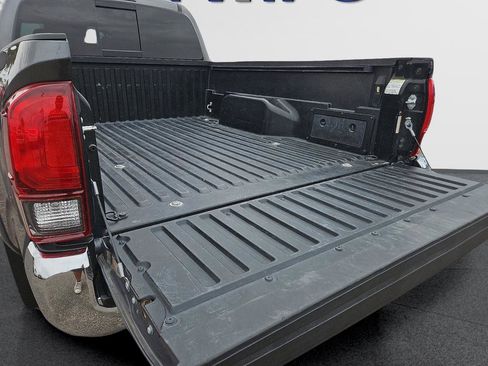 Used 2022 Toyota Tacoma SR5 RWD image 7