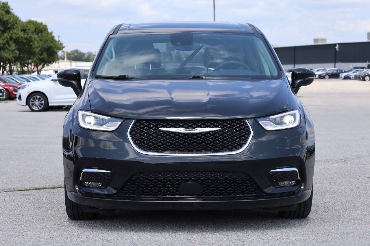 Used 2023 Chrysler Pacifica Touring-L FWD image 2