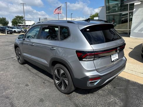 Used 2026 Volkswagen Taos SE w/ Panoramic Sunroof Package AWD/4WD image 4